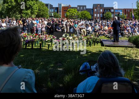 ENSCHEDE - les parties intéressées déposent des fleurs au mémorial pour les victimes de la catastrophe du feu d'artifice d'Enschede. Il y a 25 ans, un incendie dans la société de feux d'artifice se Fireworks a provoqué une série d'explosions. Cela a fait 23 morts, environ 950 blessés et 200 maisons détruites. ANP VINCENT JANNINK pays-bas OUT - belgique OUT Banque D'Images