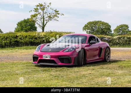 Porsche 718 Cayman GT4 RS S-A T 500 PDK Auto Start/Stop Pink car Coupe essence 3996 cc Purple Porsche 911 at 2025 Wheels Up North, événement de culture automobile, classique modifié et événement de supercar, Longridge, Angleterre, Royaume-Uni 2023 Banque D'Images