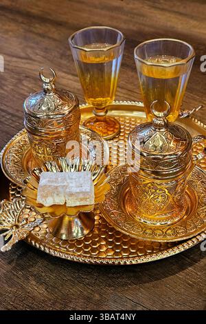 Café turc avec délice turc sur plateau or avec café turc délice sur plateau dans le café turc. Gros plan. Banque D'Images