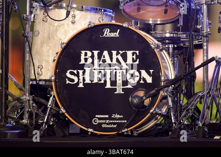 New York, États-Unis. 13 mai 2025. Le logo de Blake Shelton est affiché alors que Blake Shelton se produit au Today Show de NBC au Rockefeller Center à New York, NY, le 13 mai 2025. (Photo par Efren Landaos/Sipa USA) crédit : Sipa USA/Alamy Live News Banque D'Images