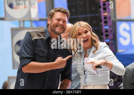 New York, États-Unis. 13 mai 2025. Blake Shelton et Jenna Bush Hager posent pour une photo alors que Blake Shelton se produit au spectacle « Today » de NBC au Rockefeller Center à New York, NY, le 13 mai 2025. (Photo par Efren Landaos/Sipa USA) crédit : Sipa USA/Alamy Live News Banque D'Images