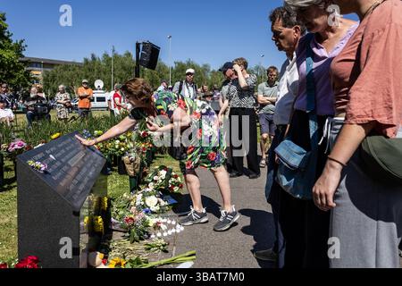 ENSCHEDE - les parties intéressées déposent des fleurs au mémorial pour les victimes de la catastrophe du feu d'artifice d'Enschede. Il y a 25 ans, un incendie dans la société de feux d'artifice se Fireworks a provoqué une série d'explosions. Cela a fait 23 morts, environ 950 blessés et 200 maisons détruites. ANP VINCENT JANNINK pays-bas OUT - belgique OUT Banque D'Images