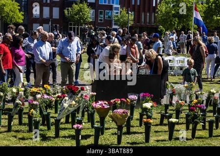 ENSCHEDE - les parties intéressées déposent des fleurs au mémorial pour les victimes de la catastrophe du feu d'artifice d'Enschede. Il y a 25 ans, un incendie dans la société de feux d'artifice se Fireworks a provoqué une série d'explosions. Cela a fait 23 morts, environ 950 blessés et 200 maisons détruites. ANP VINCENT JANNINK pays-bas OUT - belgique OUT Banque D'Images