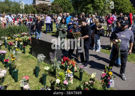 Les parties intéressées déposent des fleurs au mémorial des victimes de la catastrophe du feu d'artifice d'Enschede. Il y a 25 ans, un incendie dans la société de feux d'artifice se Fireworks a provoqué une série d'explosions. Cela a fait 23 morts, environ 950 blessés et 200 maisons détruites. À Enschede, pays-Bas, le 13 mai 2025. ANP VINCENT JANNINK pays-bas OUT - belgique OUT Banque D'Images