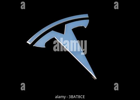 Logo sur le capot noir d'une voiture électrique Tesla. Banque D'Images