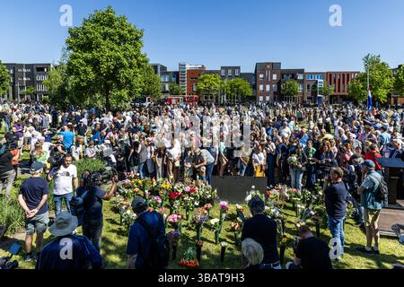 ENSCHEDE - les parties intéressées déposent des fleurs au mémorial pour les victimes de la catastrophe du feu d'artifice d'Enschede. Il y a 25 ans, un incendie dans la société de feux d'artifice se Fireworks a provoqué une série d'explosions. Cela a fait 23 morts, environ 950 blessés et 200 maisons détruites. ANP VINCENT JANNINK pays-bas OUT - belgique OUT Banque D'Images