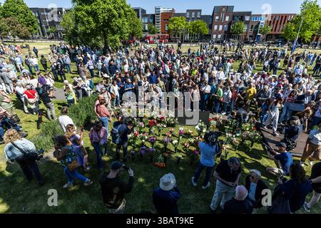 ENSCHEDE - les parties intéressées déposent des fleurs au mémorial pour les victimes de la catastrophe du feu d'artifice d'Enschede. Il y a 25 ans, un incendie dans la société de feux d'artifice se Fireworks a provoqué une série d'explosions. Cela a fait 23 morts, environ 950 blessés et 200 maisons détruites. ANP VINCENT JANNINK pays-bas OUT - belgique OUT Banque D'Images