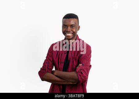 Portrait de jeune homme africain souriant avec chemise rouge sur fond blanc. Photo de haute qualité Banque D'Images