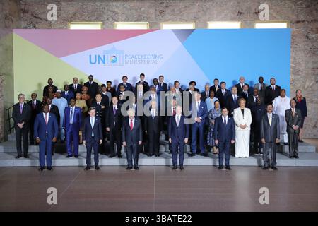 Berlin, Allemagne. 13 mai 2025. Des représentants participant à la Conférence ministérielle des Nations Unies sur le maintien de la paix 2025 posent pour une photo de groupe à Berlin, en Allemagne, le 13 mai 2025. Mardi, le Secrétaire général des Nations Unies Antonio Guterres a souligné le rôle des opérations de paix des Nations Unies et a appelé à davantage de soutien de la part des états membres. POUR ALLER AVEC 'le chef de l'ONU souligne le rôle des opérations de paix de l'ONU' crédit : du Zheyu/Xinhua/Alamy Live News Banque D'Images