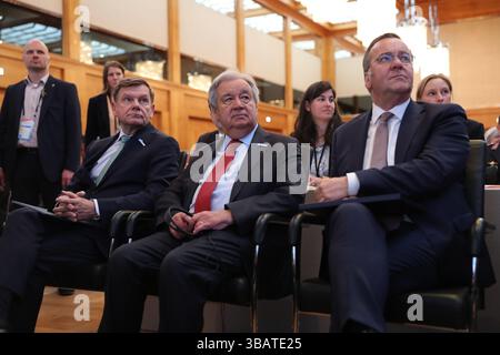 Berlin, Allemagne. 13 mai 2025. Le Secrétaire général de l'ONU Antonio Guterres (C, front), le Ministre allemand de la Défense Boris Pistorius (R, front) et le Ministre allemand des Affaires étrangères Johann Wadephul (l, front) assistent à la réunion ministérielle des Nations Unies sur le maintien de la paix 2025 à Berlin, Allemagne, le 13 mai 2025. Mardi, le Secrétaire général des Nations Unies Antonio Guterres a souligné le rôle des opérations de paix des Nations Unies et a appelé à davantage de soutien de la part des états membres. POUR ALLER AVEC 'le chef de l'ONU souligne le rôle des opérations de paix de l'ONU' crédit : du Zheyu/Xinhua/Alamy Live News Banque D'Images