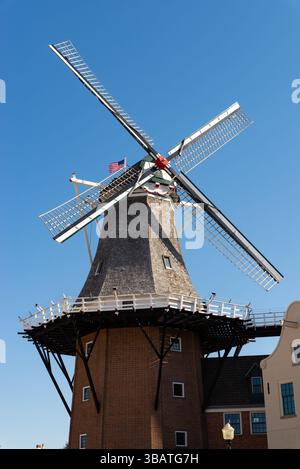 Pella, Iowa - États-Unis - 17 septembre 2024 : le moulin Vermeer, introduit aux états-unis en 2002 depuis les pays-Bas, dans le centre-ville de Pella, Iowa, États-Unis Banque D'Images