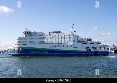 Portsmouth, Hampshire, Royaume-Uni - 23 avril 2025 : Wightlink Isle of Wight Ferry Victoria of Wight sur la traversée de Fishbourne à Portsmouth Banque D'Images