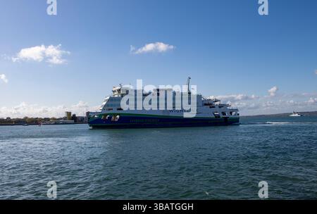 Portsmouth, Hampshire, Royaume-Uni - 23 avril 2025 : Wightlink Isle of Wight Ferry Victoria of Wight sur la traversée de Fishbourne à Portsmouth Banque D'Images