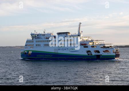 Portsmouth, Hampshire, Royaume-Uni - 23 avril 2025 : Wightlink Isle of Wight Ferry Victoria of Wight sur la traversée de Fishbourne à Portsmouth Banque D'Images