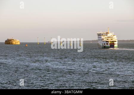 Portsmouth, Hampshire, Royaume-Uni - 23 avril 2025 : Wightlink Isle of Wight Ferry Victoria of Wight sur la traversée de Fishbourne à Portsmouth Banque D'Images