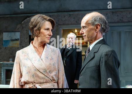 de gauche à droite : Tamsin Greig (Hester Collyer), Nicholas Farrell (Sir William Collyer), Finbar Lynch (Miller) dans LA MER BLEUE PROFONDE de Terence Rattigan au Theatre Royal Haymarket, Londres SW1 ouverture le 14/05/2025 un Theatre Royal Bath conception de production : Peter McKintosh éclairage : Paul Pyant réalisateur : Lindsay Posner Banque D'Images