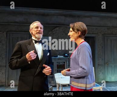 Nicholas Farrell (Sir William Collyer), Tamsin Greig (Hester Collyer) dans LA MER BLEUE PROFONDE de Terence Rattigan au Theatre Royal Haymarket, Londres SW1 ouverture le 14/05/2025 un Theatre Royal Bath production design : Peter McKintosh éclairage : Paul Pyant réalisateur : Lindsay Posner Banque D'Images