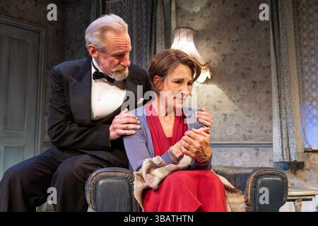 Nicholas Farrell (Sir William Collyer), Tamsin Greig (Hester Collyer) dans LA MER BLEUE PROFONDE de Terence Rattigan au Theatre Royal Haymarket, Londres SW1 ouverture le 14/05/2025 un Theatre Royal Bath production design : Peter McKintosh éclairage : Paul Pyant réalisateur : Lindsay Posner Banque D'Images