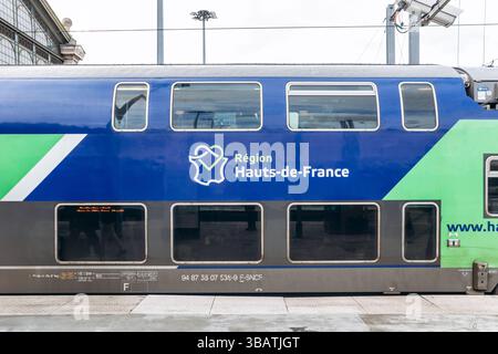 Paris, France - 23 février 2025 : train régional TER hauts-de-France à deux étages au quai, chariot SNCF bleu et vert moderne avec logo, public Banque D'Images