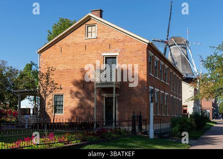 Pella, Iowa - États-Unis - 17 septembre 2024 : extérieur de la Van Spanckeren Row House, maison d'enfance Wyatt Earp, à Pella, Iowa, États-Unis. Banque D'Images