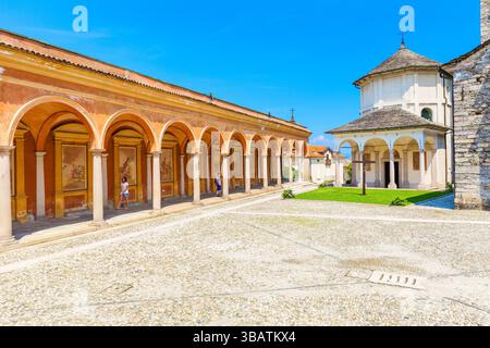 Ancien baptistère et cloître de l'église Saint Gervasio et Protasio à Baveno, Lac majeur, Italie. Banque D'Images