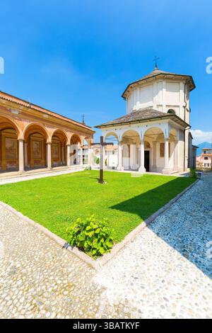 Ancien baptistère et cloître de l'église Saint Gervasio et Protasio à Baveno, Lac majeur, Italie. Banque D'Images
