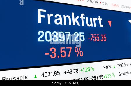 Chute du marché boursier à Francfort, Allemagne. Chute du marché boursier à Francfort, Allemagne. Le cours des actions allemandes baisse. Risque, trading, crash, récession, marché baissier. Illustration 3D img stock market099s05 ticker board index frankfurt Moving down Banque D'Images