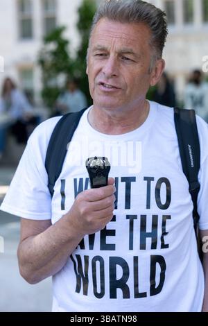 Londres, Royaume-Uni. 13 mai 2025. Chris Packham, naturaliste anglais, photographe de la nature, présentateur de télévision et auteur sur la place du Parlement après la protestation des scientifiques pour Survival XR et de la rébellion des scientifiques. Crédit : Ian Davidson/Alamy Live News Banque D'Images