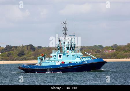 Southampton, Hampshire, Royaume-Uni - 22 avril 2025 : remorqueur Apex sur Southampton Water travaillant avec un gros pétrolier à Fawley Banque D'Images