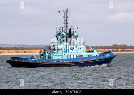 Southampton, Hampshire, Royaume-Uni - 22 avril 2025 : remorqueur Apex sur Southampton Water travaillant avec un gros pétrolier à Fawley Banque D'Images