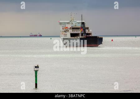 Portsmouth, Hampshire, Royaume-Uni - 22 avril 2025 : Commodore Clipper - Condor line ferry entrant dans le port de Portsmouth Banque D'Images