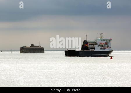 Portsmouth, Hampshire, Royaume-Uni - 22 avril 2025 : Commodore Clipper - Condor line ferry entrant dans le port de Portsmouth Banque D'Images