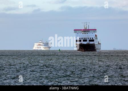 Portsmouth, Hampshire, Royaume-Uni - 22 avril 2025 : Commodore Clipper - Condor line ferry entrant dans le port de Portsmouth Banque D'Images