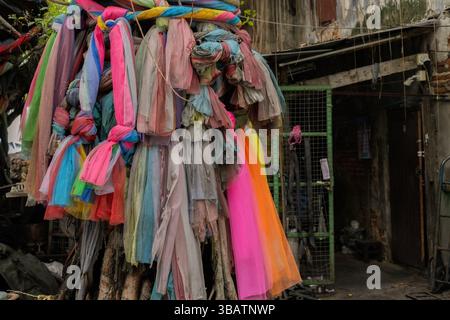 Arbre sacré couvert de rubans colorés dans Bangkok Chinatown Banque D'Images