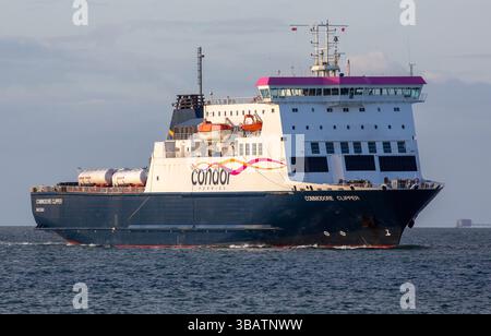 Portsmouth, Hampshire, Royaume-Uni - 22 avril 2025 : Commodore Clipper - Condor line ferry entrant dans le port de Portsmouth Banque D'Images
