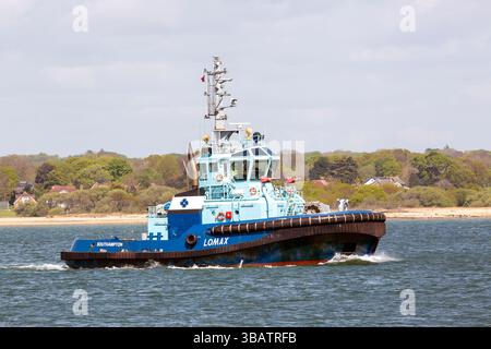 Southampton, Hampshire, Royaume-Uni - 22 avril 2025 : remorqueur Southampton et navire de lutte contre les incendies Lomax sur l'eau de Southampton Banque D'Images
