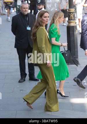 Londres, Angleterre, Royaume-Uni. 13 mai 2025. CATHERINE, princesse de Galles, vêtue d'un costume vert pois, quitte l'événement British Design organisé par le British Fashion Council dans le centre de Londres après avoir remis le Queen Elizabeth II Award. (Crédit image : © Tayfun Salci/ZUMA Press Wire) USAGE ÉDITORIAL SEULEMENT ! Non destiné à UN USAGE commercial ! Banque D'Images