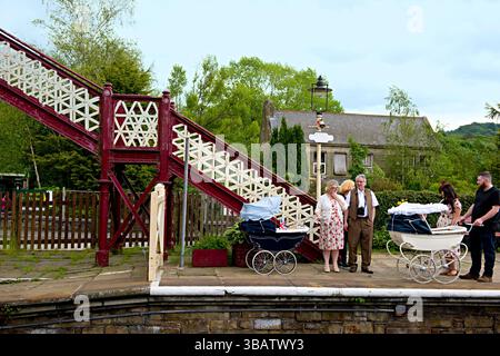 Le passage à pied à la gare ferroviaire de Ramsbottom sur l'East Lancs Heritage Railway, Lancashire, Royaume-Uni Banque D'Images