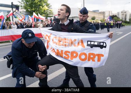 12 mai 2025, Varsovie, Pologne : des policiers retirent un militant climatique du mouvement de la dernière génération (Ostatnie Pokolenie) qui tentait de bloquer la voiture de Rafal Trzaskowski, maire de Varsovie et candidat à la présidentielle alors qu'il arrivait pour le dernier débat présidentiel avant le jour des élections. À Woronicza 17, la chaîne de télévision publique polonaise TVP a organisé un grand débat pré-électoral avec des personnalités publiques et des candidats clés. Parmi les personnes présentes figuraient Artur Bartoszewicz, Magdalena Biejat, Grzegorz Braun, Szymon Holownia, Marek Jakubiak, Maciej Maciak, Slawomir Mentzen, Karol Nawrocki, Joanna Senyszyn, Krzy Banque D'Images