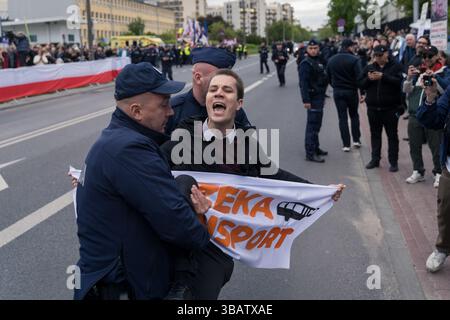 12 mai 2025, Varsovie, Pologne : des policiers retirent un militant climatique du mouvement de la dernière génération (Ostatnie Pokolenie) qui tentait de bloquer la voiture de Rafal Trzaskowski, maire de Varsovie et candidat à la présidentielle alors qu'il arrivait pour le dernier débat présidentiel avant le jour des élections. À Woronicza 17, la chaîne de télévision publique polonaise TVP a organisé un grand débat pré-électoral avec des personnalités publiques et des candidats clés. Parmi les personnes présentes figuraient Artur Bartoszewicz, Magdalena Biejat, Grzegorz Braun, Szymon Holownia, Marek Jakubiak, Maciej Maciak, Slawomir Mentzen, Karol Nawrocki, Joanna Senyszyn, Krzy Banque D'Images