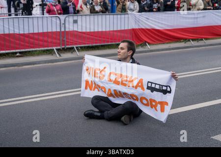 12 mai 2025, Varsovie, Pologne : un militant climatique du mouvement dernière génération (Ostatnie Pokolenie) bloque la voiture de Rafal Trzaskowski, maire de Varsovie et candidat à la présidence alors qu'il arrive pour le dernier débat présidentiel avant le jour des élections. À Woronicza 17, la chaîne de télévision publique polonaise TVP a organisé un grand débat pré-électoral avec des personnalités publiques et des candidats clés. Parmi les personnes présentes figuraient Artur Bartoszewicz, Magdalena Biejat, Grzegorz Braun, Szymon Holownia, Marek Jakubiak, Maciej Maciak, Slawomir Mentzen, Karol Nawrocki, Joanna Senyszyn, Krzysztof Stanowski, Rafal Trzaskowski Banque D'Images