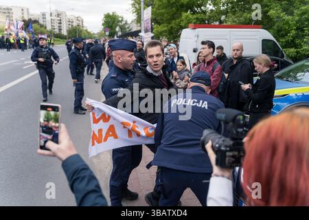 12 mai 2025, Varsovie, Pologne : des policiers retirent un militant climatique du mouvement de la dernière génération (Ostatnie Pokolenie) qui tentait de bloquer la voiture de Rafal Trzaskowski, maire de Varsovie et candidat à la présidentielle alors qu'il arrivait pour le dernier débat présidentiel avant le jour des élections. À Woronicza 17, la chaîne de télévision publique polonaise TVP a organisé un grand débat pré-électoral avec des personnalités publiques et des candidats clés. Parmi les personnes présentes figuraient Artur Bartoszewicz, Magdalena Biejat, Grzegorz Braun, Szymon Holownia, Marek Jakubiak, Maciej Maciak, Slawomir Mentzen, Karol Nawrocki, Joanna Senyszyn, Krzy Banque D'Images