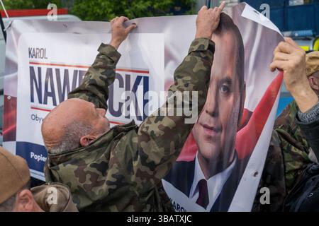 12 mai 2025, Varsovie, Pologne : les partisans de l'historien et l'un des principaux favoris, Karol Nawrocki, candidat au poste de président de la Pologne soutenu par le droit et la justice (PiS) tiennent une bannière lors du dernier débat présidentiel avant le jour des élections. À Woronicza 17, la chaîne de télévision publique polonaise TVP a organisé un grand débat pré-électoral avec des personnalités publiques et des candidats clés. Parmi les personnes présentes figuraient Artur Bartoszewicz, Magdalena Biejat, Grzegorz Braun, Szymon Holownia, Marek Jakubiak, Maciej Maciak, Slawomir Mentzen, Karol Nawrocki, Joanna Senyszyn, Krzysztof Stanowski, Rafal Trzaskowski, Marek Woch Banque D'Images