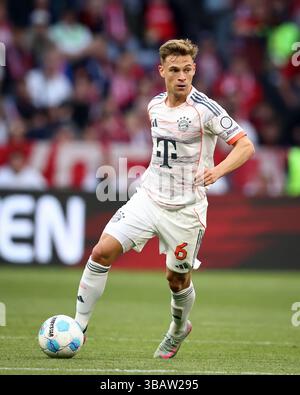 MUNICH, ALLEMAGNE - 10 MAI : Joshua Kimmich du Bayern Muenchen court avec un ballon lors du match de Bundesliga entre le FC Bayern München et le Borussia Mönchengladbach à l'Allianz Arena le 10 mai 2025 à Munich, en Allemagne. © diebilderwelt / Alamy Stock Banque D'Images