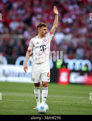 MUNICH, ALLEMAGNE - 10 MAI : Joshua Kimmich du Bayern Muenchen réagit lors du match de Bundesliga entre le FC Bayern München et le Borussia Mönchengladbach à l'Allianz Arena le 10 mai 2025 à Munich, en Allemagne. © diebilderwelt / Alamy Stock Banque D'Images