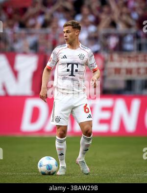 MUNICH, ALLEMAGNE - 10 MAI : Joshua Kimmich du Bayern Muenchen court avec un ballon lors du match de Bundesliga entre le FC Bayern München et le Borussia Mönchengladbach à l'Allianz Arena le 10 mai 2025 à Munich, en Allemagne. © diebilderwelt / Alamy Stock Banque D'Images