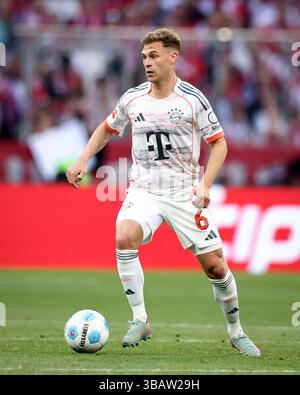 MUNICH, ALLEMAGNE - 10 MAI : Joshua Kimmich du Bayern Muenchen court avec un ballon lors du match de Bundesliga entre le FC Bayern München et le Borussia Mönchengladbach à l'Allianz Arena le 10 mai 2025 à Munich, en Allemagne. © diebilderwelt / Alamy Stock Banque D'Images