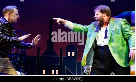 Londres, Royaume-Uni. 13 mai 2025. 13 mai 2025. Première mondiale la Comédie sur les ESPIONS. Noel Coward Theatre London UK Credit : Leo Mason sports/Alamy Live News Banque D'Images