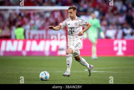 MUNICH, ALLEMAGNE - 10 MAI : Joshua Kimmich du Bayern Muenchen court avec un ballon lors du match de Bundesliga entre le FC Bayern München et le Borussia Mönchengladbach à l'Allianz Arena le 10 mai 2025 à Munich, en Allemagne. © diebilderwelt / Alamy Stock Banque D'Images