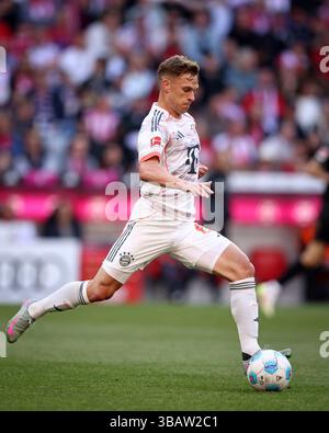 MUNICH, ALLEMAGNE - 10 MAI : Joshua Kimmich du Bayern Muenchen court avec un ballon lors du match de Bundesliga entre le FC Bayern München et le Borussia Mönchengladbach à l'Allianz Arena le 10 mai 2025 à Munich, en Allemagne. © diebilderwelt / Alamy Stock Banque D'Images